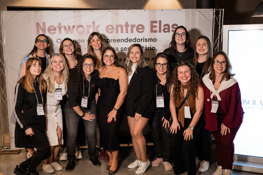 Mulheres se conectando em evento de networking